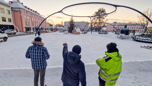 5. jaanuari õhtupoolik, mil 2019. aastaks uuenduskuuri läbinud linna keskväljakule on valminud uisuväljaku rajamiseks vajalik põhi.